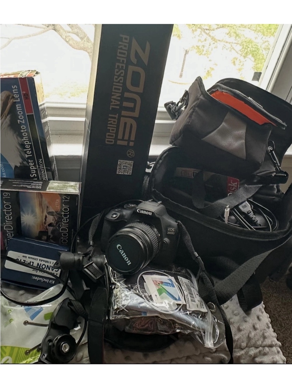 Canon EOS 200D T7 Camera & lots of lenses, extras and Black Carry Bag